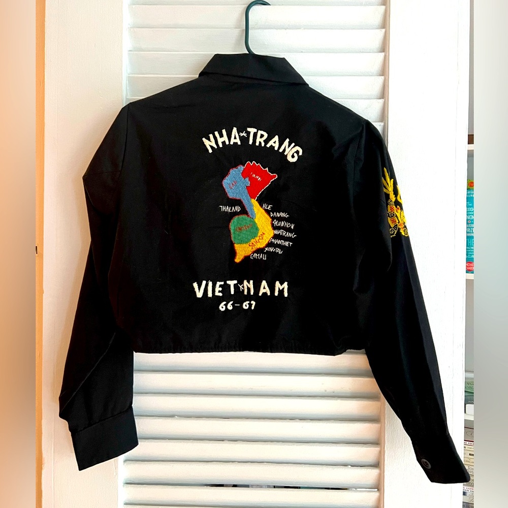 Adorable cropped bumper jacket with embroidery. XS.